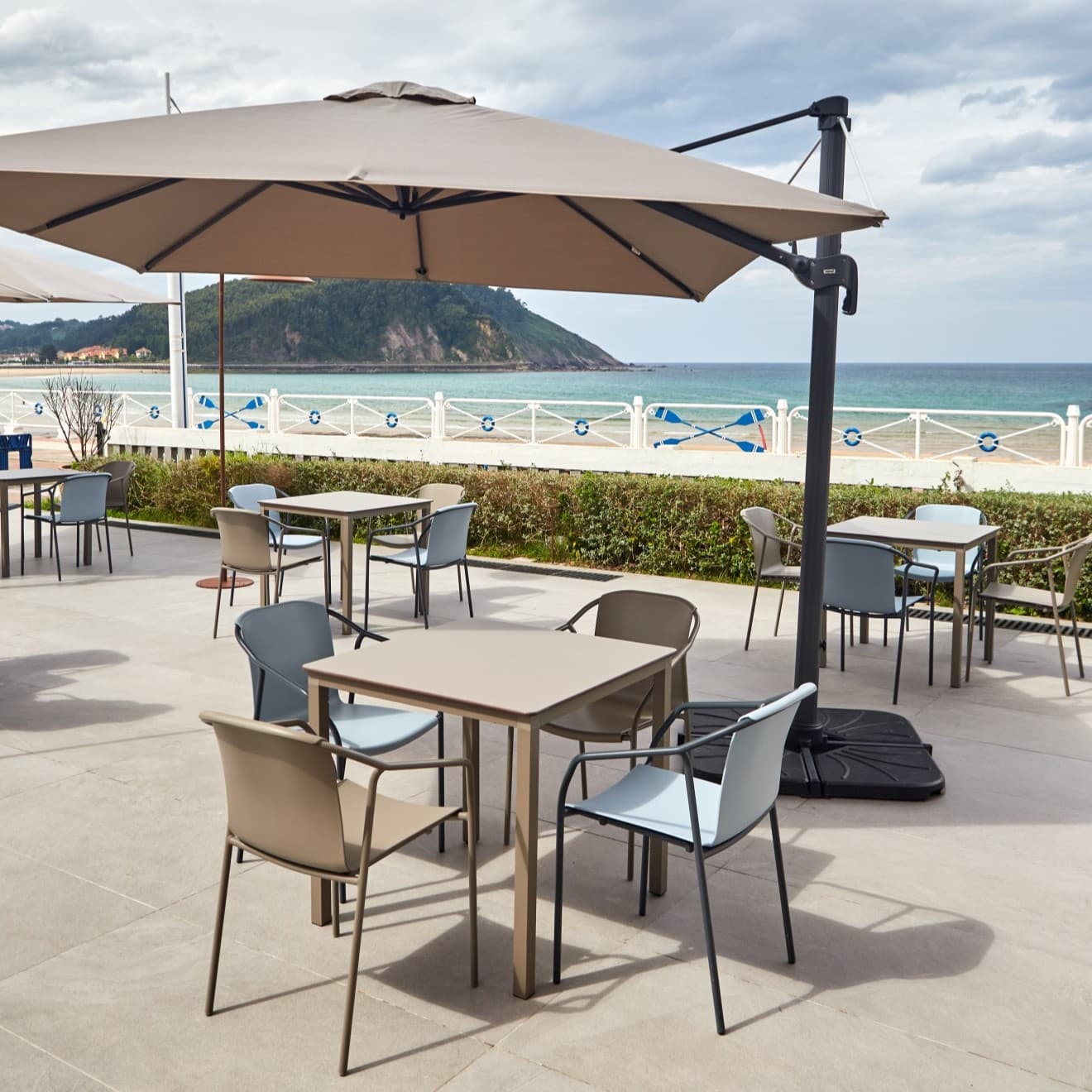Parasol Flexo Mástil Negro + Losas Ezpeleta